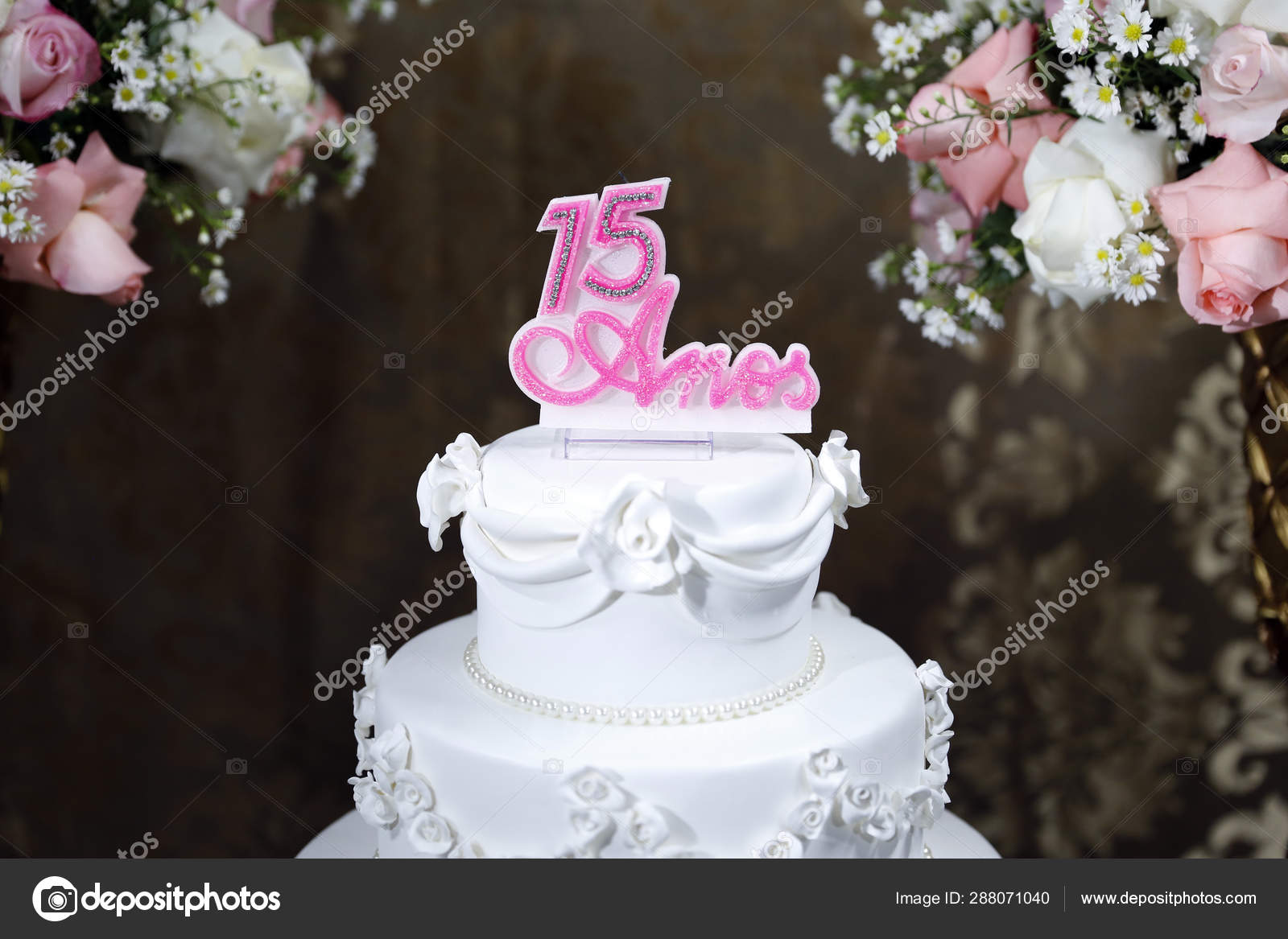 Bolo de festa, bolo de aniversário de 15 anos, quinze anos fotos, imagens  de © sidneydealmeida #288071040